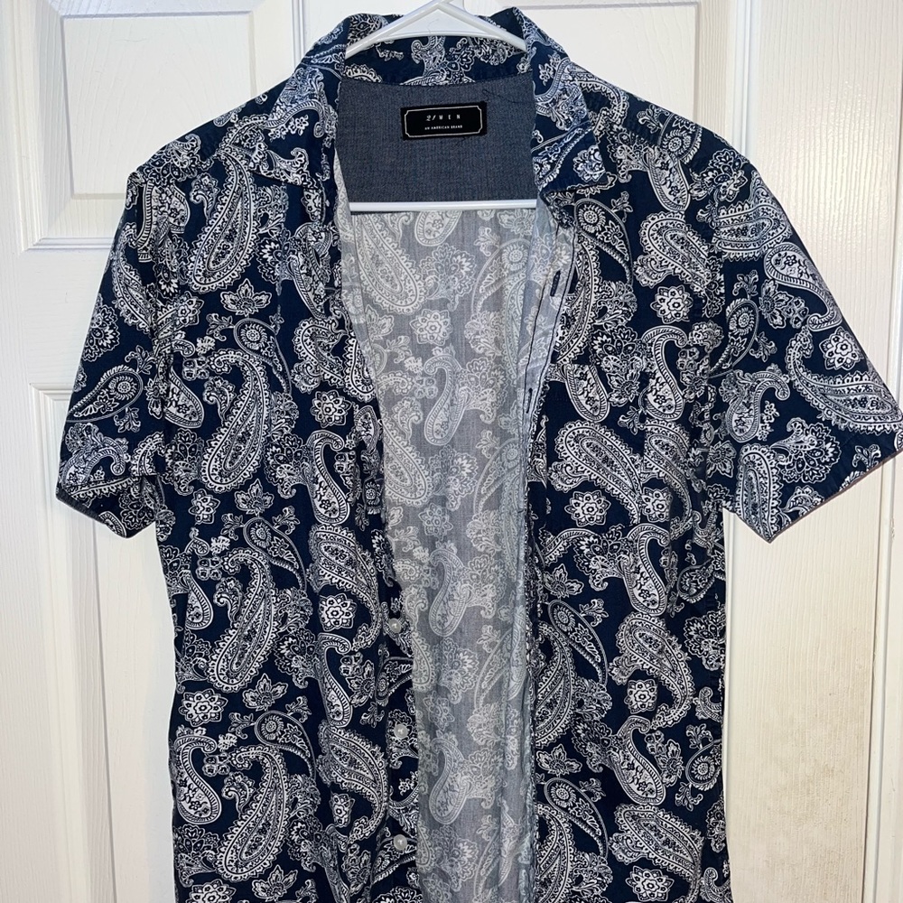 Forever 21 Men’s Blue Paisley Button Up Shirt
